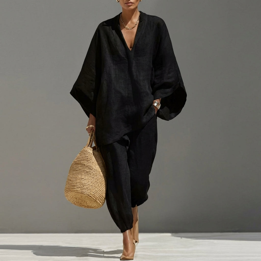 Marina | Moteriškas dvidalis laisvalaikio kostiumas su V formos iškirpte